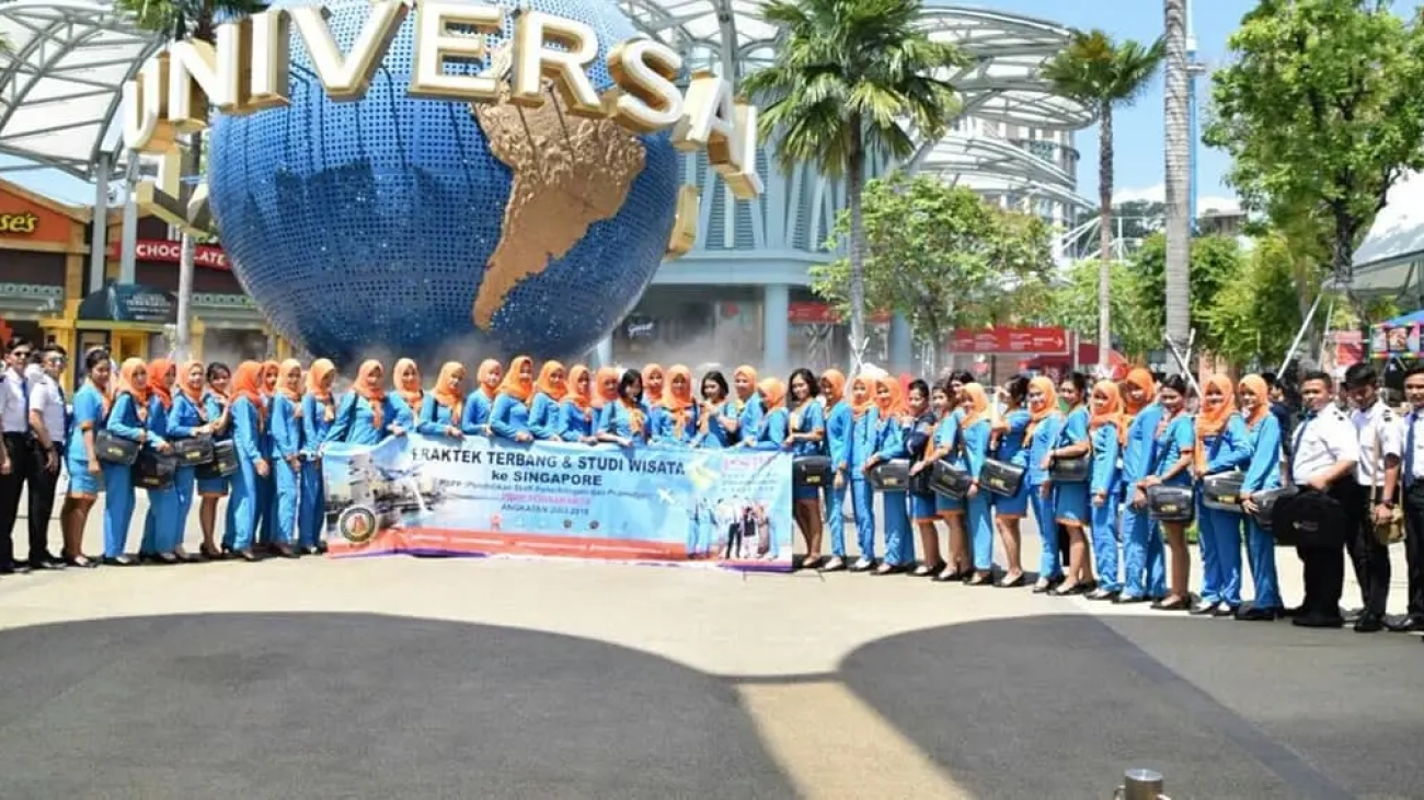 Sekolah Aviasi terakreditasi. Pelajar pramugari pilot studi wisata di Universal Studios Singapura.