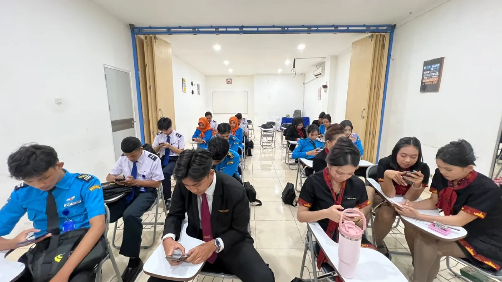 Siswa-siswi sekolah pspp penerbangan sedang mengerjakan ujian online di ruang kelas