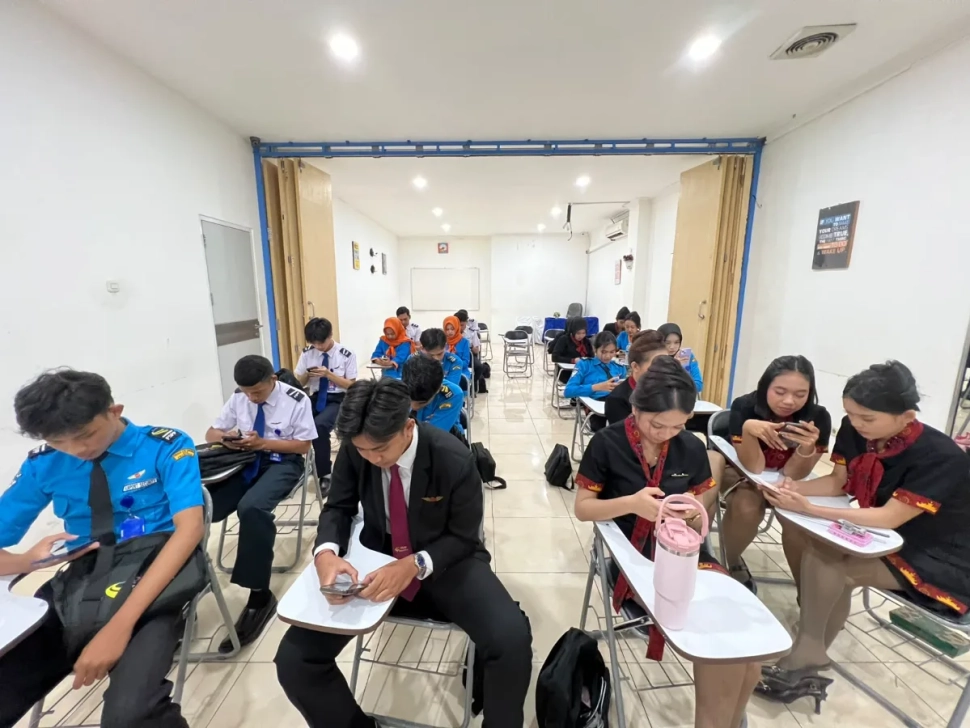 Siswa-siswi sekolah pspp penerbangan sedang mengerjakan ujian online di ruang kelas